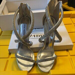 Steve Madden Faiz Silver Metallic and Crystal Strappy Sandals. Size 8. NWT.